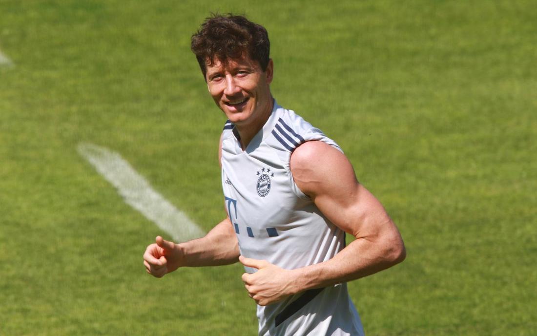 Robert Lewandowski na boisku podczas treningu Robert Lewandowski na boisku podczas treningu