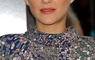 Marion Cotillard i jej wielki kok (FOTO)
