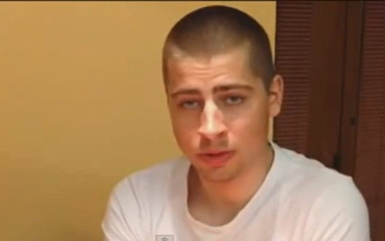 Złapał hostessę za pośladek, a teraz przeprasza (VIDEO)