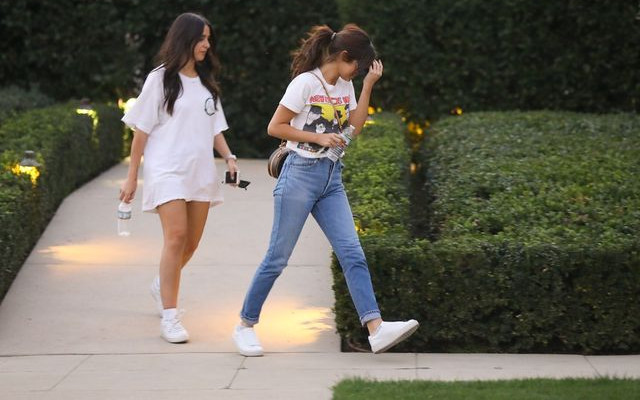 Selena Gomez w dżinsach i oldschoolowej koszulce NKOTB