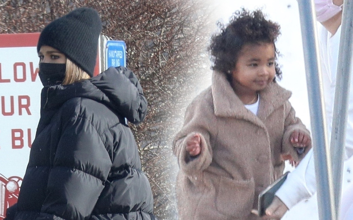 Khloe Kardashian z córką w Bostonie. Wszyscy patrzyli na jej DŁOŃ (ZDJĘCIA)