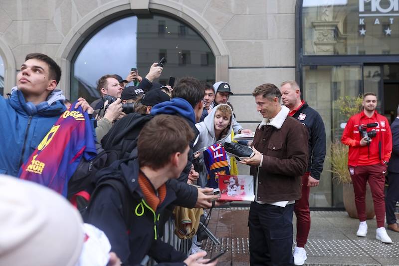 Piłkarze zjechali się na zgrupowanie reprezentacji Polski. Lewy od razu wyszedł do kibiców