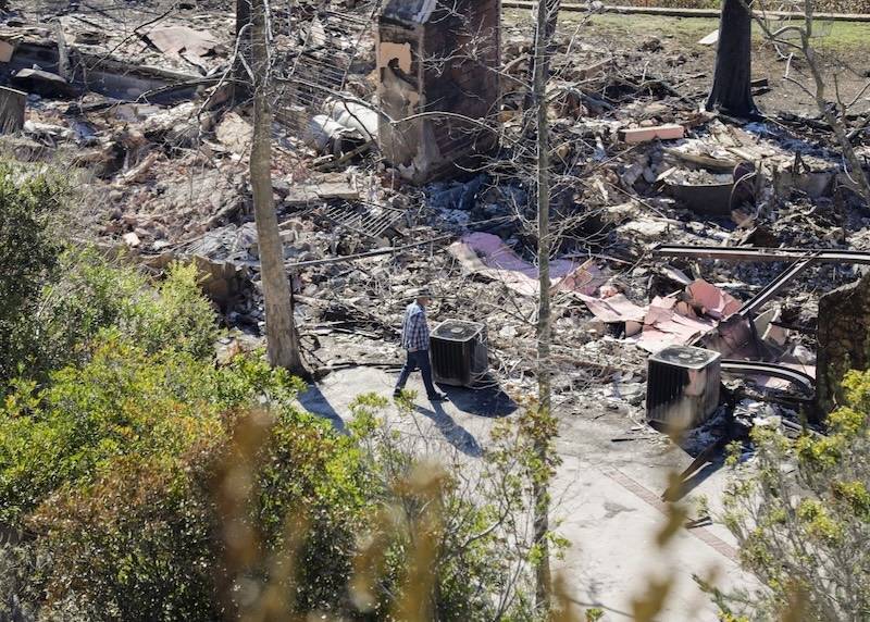 Smutny widok Mela Gibsona przy zgliszczach swojego domu. Strażacy zrobili dla niego wyjątek…