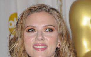 Scarlett Johansson kładzie stopę na kroczu Seana Penna