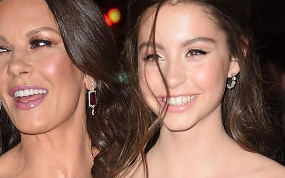 14-letnia córka Catherine Zeta-Jones, Carys Zeta, wyrasta na prawdziwą piękność