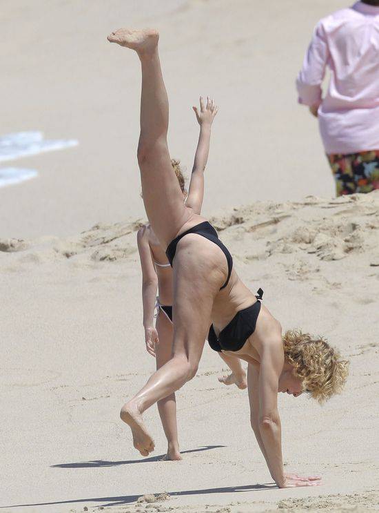 Top modelka na plaży.