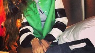 Rihanna pije wino z gwinta  (FOTO)