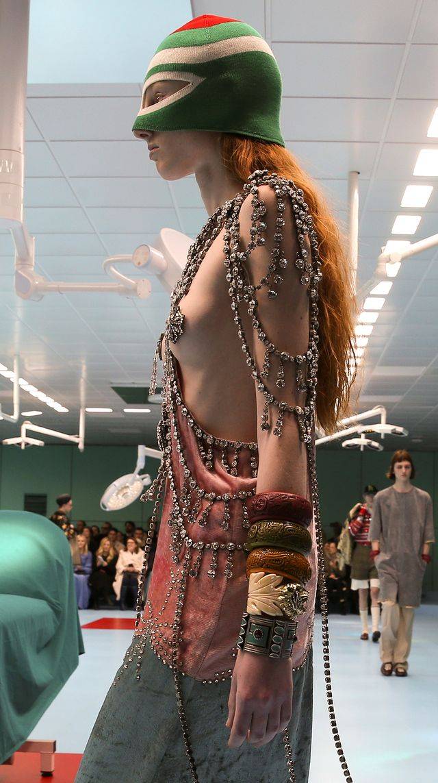 SZOKUJĄCY pokaz Gucci jesień/zima 2018 – modelki niosły swoje głowy!