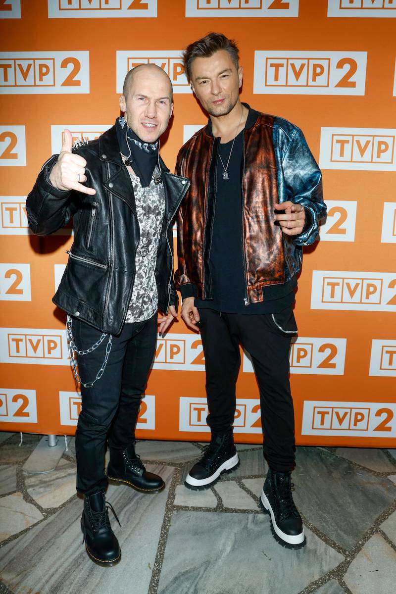 Sylwester z Dwójką. Edyta Górniak jak lalka Barbie, a Magda Narożna jako panna młoda, Roxi Węgiel…