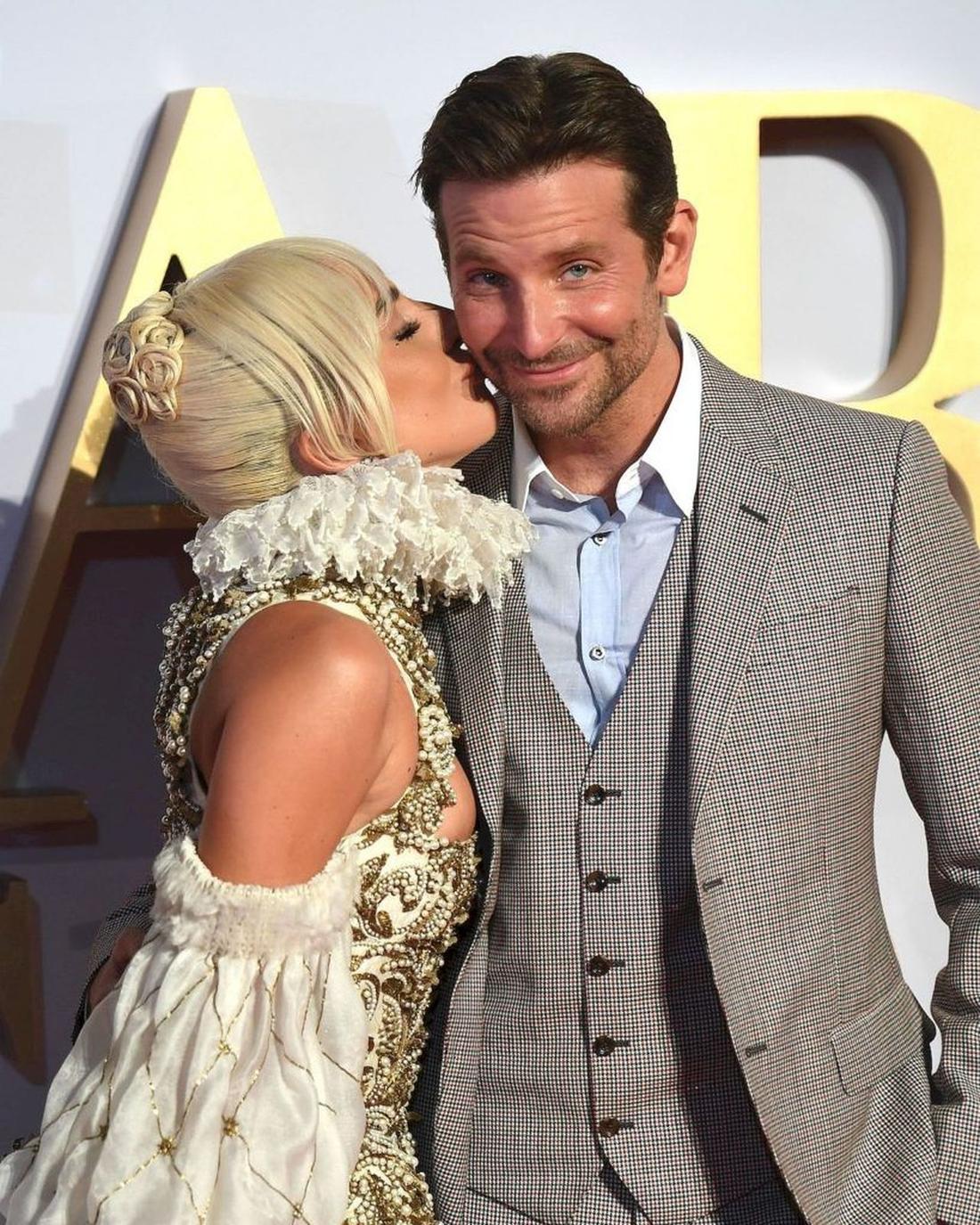 Lady Gaga i Bradley Cooper na ściance