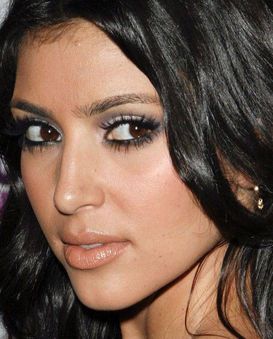 Wędrówka ust po twarzy Kim Kardashian