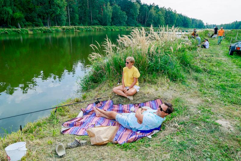 Festiwal wędkarski gwiazd. Jacek Rozenek z ukochaną, dawno niewidziany ksiądz z Plebanii