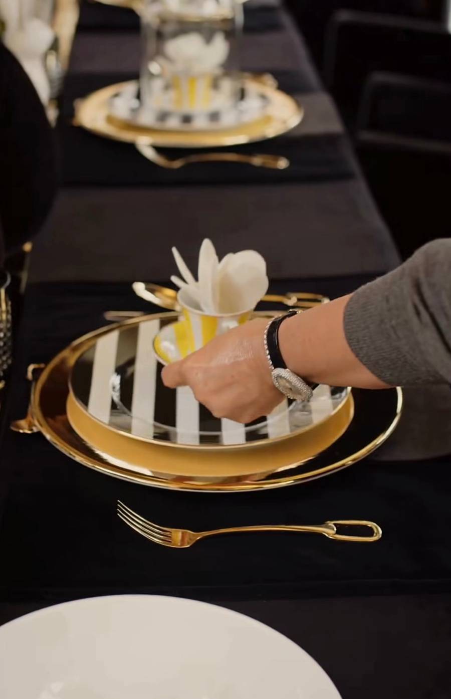 Przetakiewicz szykuje się do świąt. Wielkanoc w czerni i złocie/ Instagram