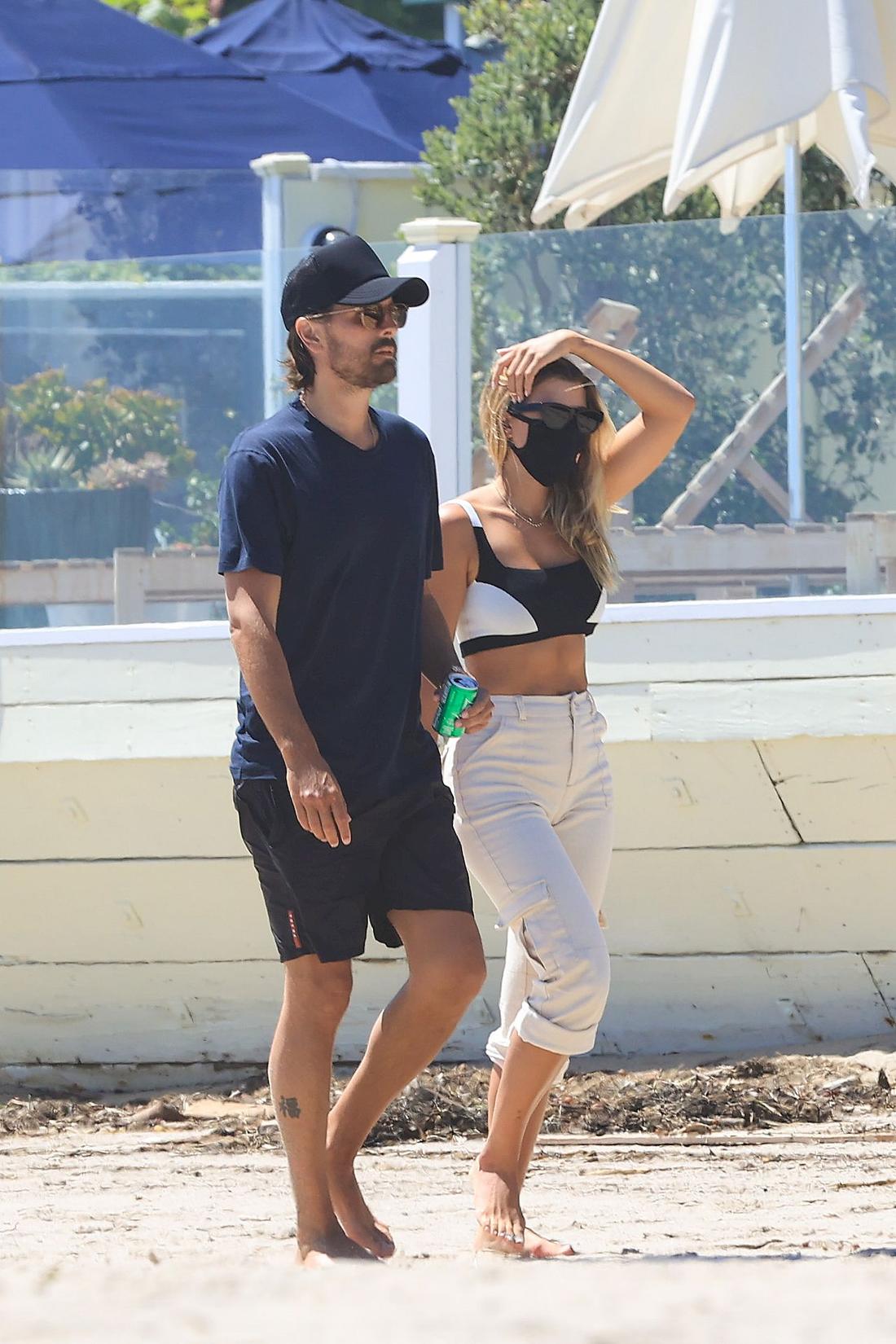 Sofia Richie i Scott Disick na plaży w Malibu.