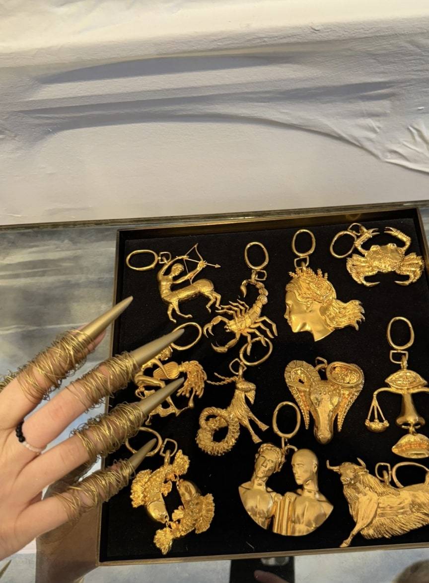 Luna w idealnym nastroju relacjonuje Paris Fashion Week! Zaszalała ze stylizacjami? (FOTO)