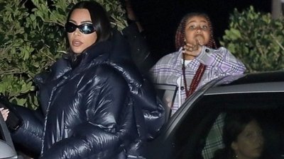 North West stroi miny do paparazzi. Wybrała się z mamą na kolację (ZDJĘCIA)