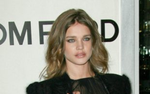 Prześwitująca bluzka i seksowne buciki z koronki (FOTO)