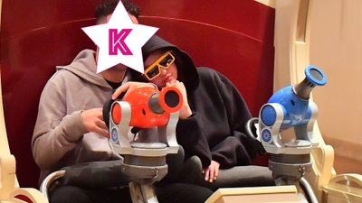 Selena Gomez przytula się do chłopaka – podczas wizyty w Disneylandzie gwiazda bawiła się świetnie (ZDJĘCIA)