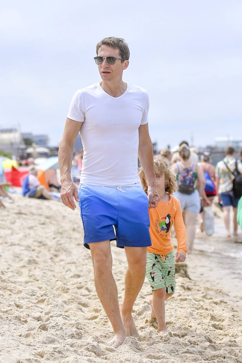 Festiwal Gwiazd w Międzyzdrojach. Paweł Domagała z żoną, Sambor Czarnota z synem na plaży