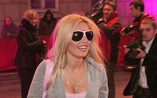 Doda w dresie na czerwonym dywanie (FOTO)