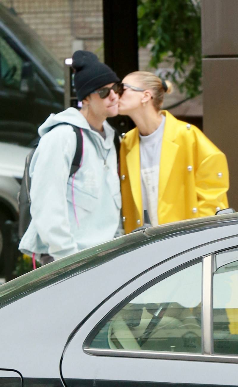 Dziwne stylizacje Hailey Bieber i Justina Biebera