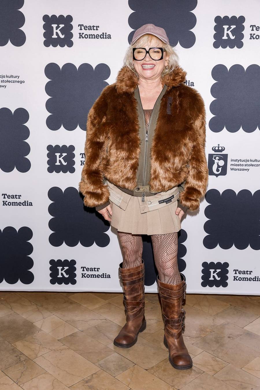 Gwiazdy na premierze spektaklu “Prezent”. Katarzyna Figura w kusej mini, Magdalena Waligórska z mężem