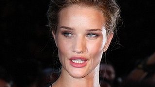 Najseksowniejsza reklama płaszcza? (FOTO)