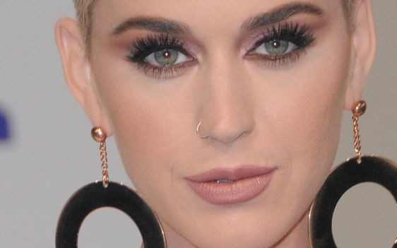 Myślicie o grzywce? Nie popełniajcie tego błędu, co Katy Perry