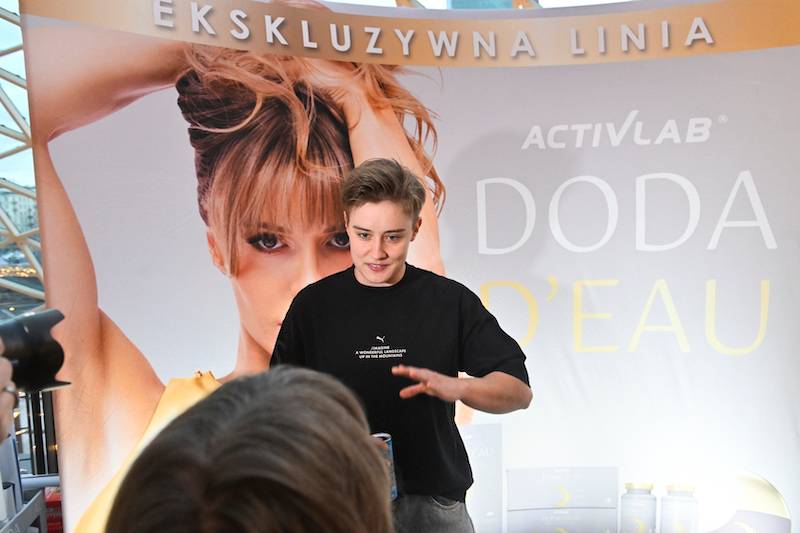 Tłumy fanów na spotkaniu z Dodą. Zaprezentowała się w komplecie z odsłoniętym umięśnionym brzuchem