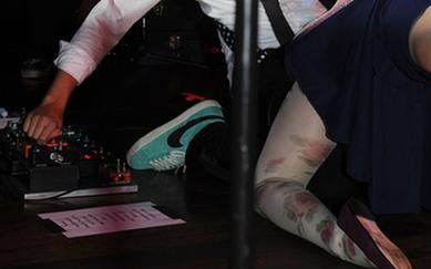 Katy Perry tapla się w wielkim torcie