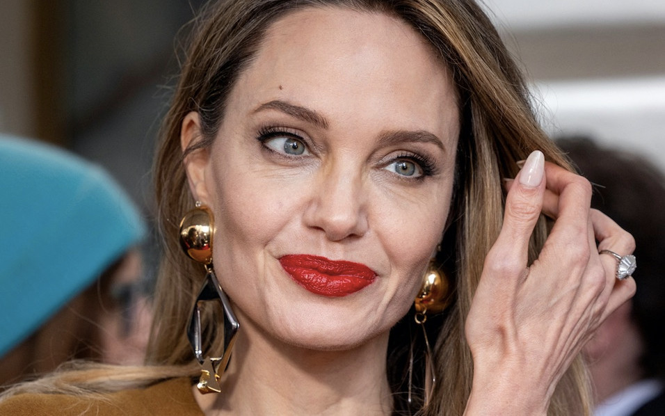 Odmieniona Angelina Jolie zachwyca na okładce magazynu Carine Roitfeld