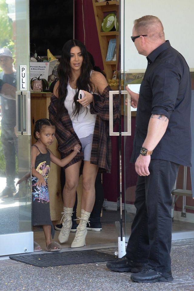 Kim Kardashian w seksownych botkach i koszuli Kanye