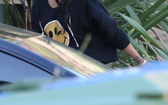 Karrueche Tran przed domem Chrisa Browna