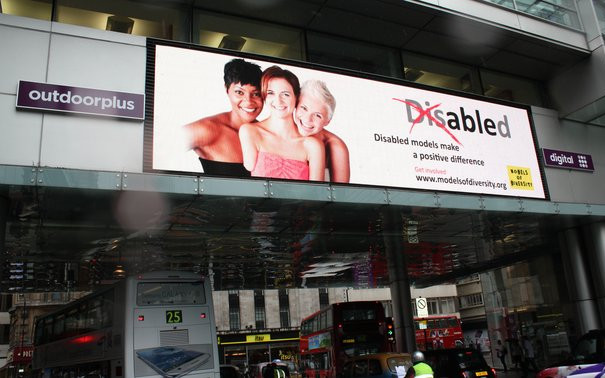 Iga Wyrwał pozuje z niepełnosprawną modelką (FOTO)