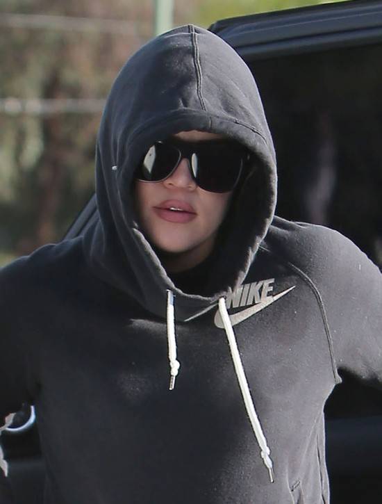 Khloe Kardashian w dresie i pełnym makijażu