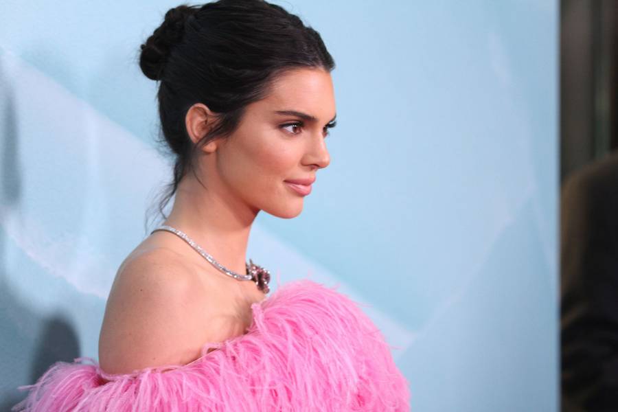 Kendall Jenner na imprezie Tiffany w różowej sukience