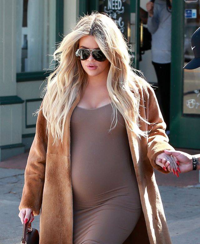 Khloe Kardashian pokazała BRZUCH pięć tygodni po PORODZIE