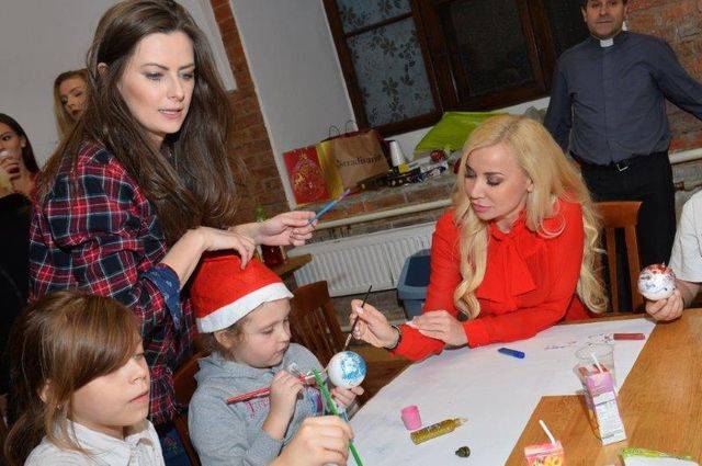 Gwiazdy malują z dziećmi bombki
