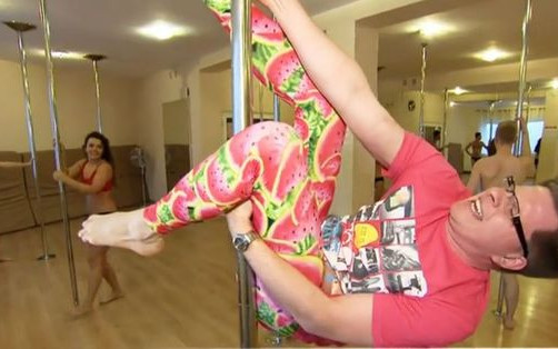 Filip Chajzer tańczy na rurze