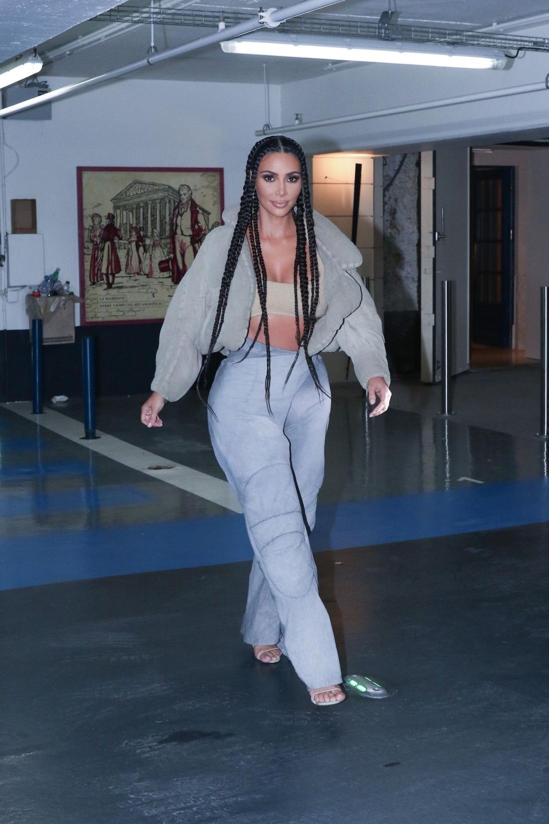 Kim Kardashian w niebieskiej stylizacji