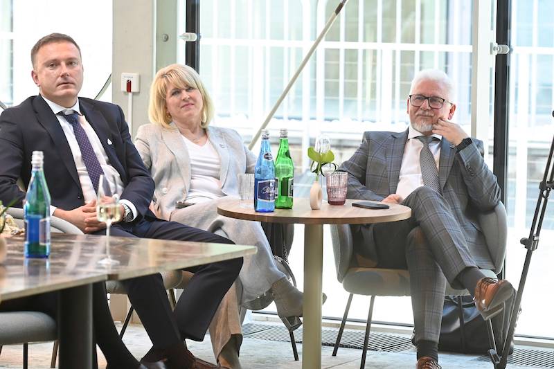 Gwiazdy świętują 20-lecie marki Dr Szczyt. Spójrzcie na jego piękną żonę i córkę