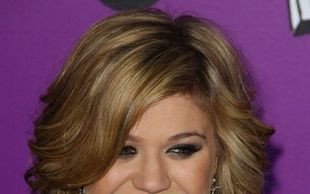 Kelly Clarkson wyretuszowana do granic możliwości (FOTO)