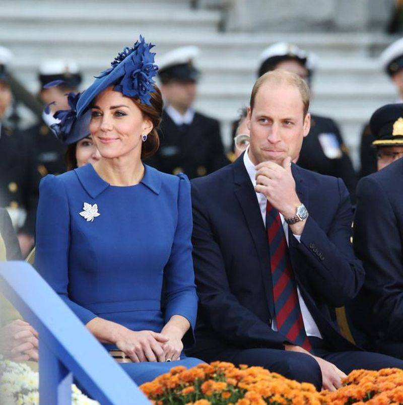 Dlaczego książę Harry nosi OBRĄCZKĘ, a książę William nie?