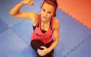 Rozwiązanie zagadki: Dlaczego Anna Lewandowska ma oponkę na brzuchu