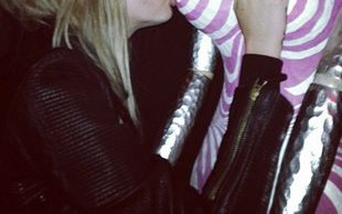 Cara Delevingne dobiera się do Suki Waterhouse (FOTO)