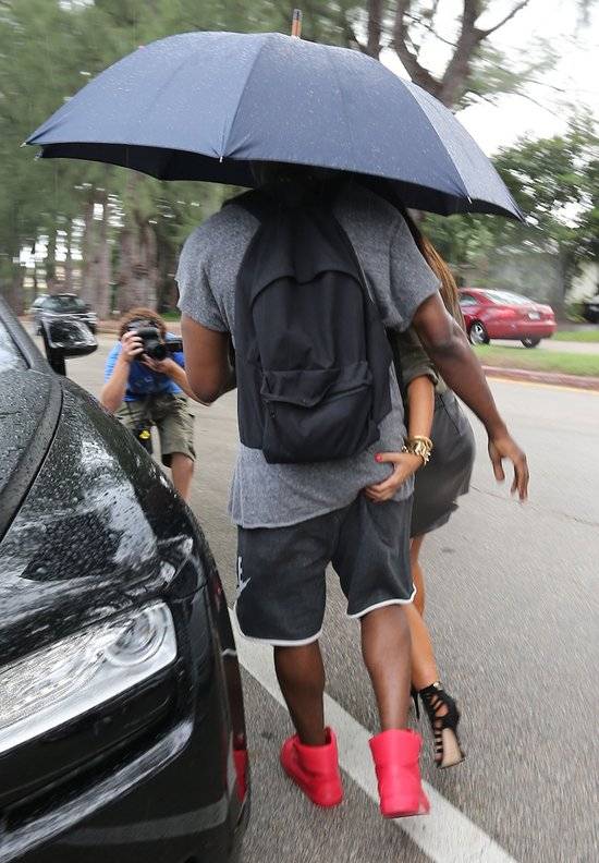 Kim Kardashian i Kanye West – spacer w deszczu