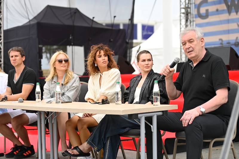 28. Festiwal Gwiazd w Międzyzdrojach. Magdalena Wołłejko, gwiazda filmów PRL promienieje na plaży