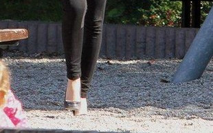 Marta Żmuda Trzebiatowska z watą cukrową w parku (FOTO)