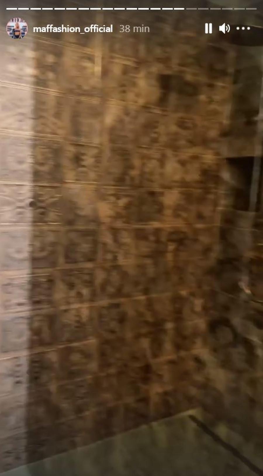 Postarzane lustro pod prysznicem Maffashion. 