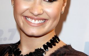 Demi Lovato szaleje w salonie gier (FOTO)